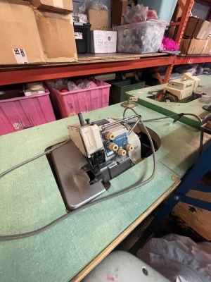 SINGER 801 SERGER SEWING MACHINE WITH TABLE & MOTOR