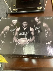 HEAT BOX WITH 2 T-SHIRTS & BAR ACCESSORIES