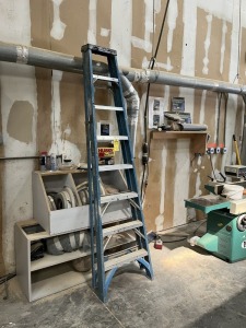 FOLDING FIBERGLASS LADDER - 10'