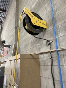 CENTRAL PNEUMATIC HOSE REEL WITH 50' HOSE (ATTACHED TO WALL)