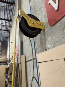 CENTRAL PNEUMATIC HOSE REEL WITH 50' HOSE (ATTACHED TO WALL)