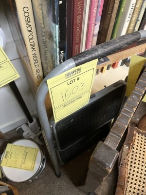 2-STEP LADDER