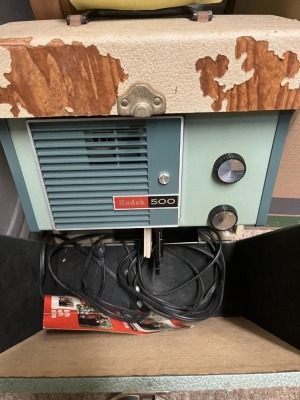KODAK 500 SLIDE PROJECTOR WITH CASE