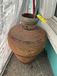 LARGE POT / PLANTER