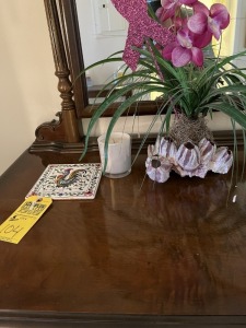 ASSORTED DECOR - CANDLE / ROOSTER TILE / SEASHELL FAUX ORCHID