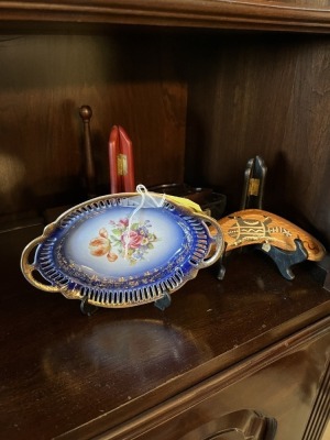ASSORTED - 4- EASELS / 1- FLOWER BOWL / 1- BOOMERANG