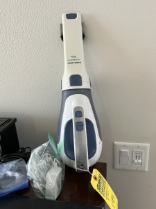 BLACK & DECKER DUSTBUSTER WITH CHARGER