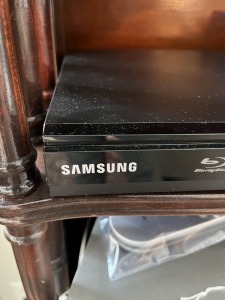 SAMSUNG DVD / BLURAY PLAYER WITH REMOTE