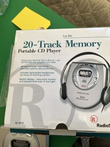 RADIO SHACK 20 TRACK MEMORY PORTABLE CD PLAYER