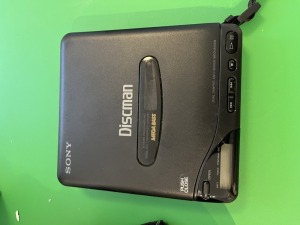 SONY DISCMAN WITH CHARGER IN CASE (LIKE NEW)