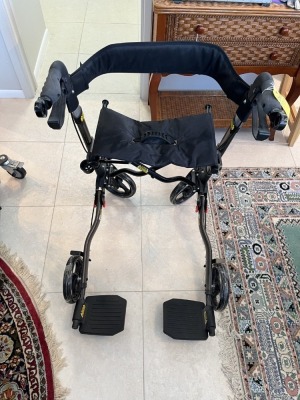 WALKER / WHEEL CHAIR
