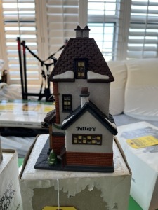 CHRISTMAS DECOR - DEPARTMENT 56 - HERITAGE VILLAGE COLLECTION - POTTERS TEA SELLER