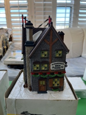 CHRISTMAS DECOR - DEPARTMENT 56 - HERITAGE VILLAGE COLLECTION - KINGSTON'S BREWHOUSE