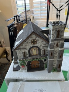 CHRISTMAS DECOR - DEPARTMENT 56 - HERITAGE VILLAGE COLLECTION - WHITTLESBOURNE CHURCH