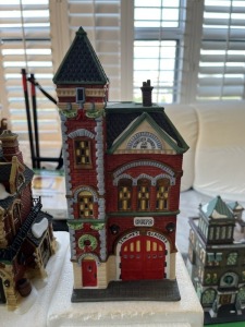CHRISTMAS DECOR - DEPARTMENT 56 - HERITAGE VILLAGE COLLECTION - RED BRICK FIRESTATION