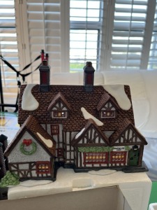 CHRISTMAS DECOR - DEPARTMENT 56 - HERITAGE VILLAGE COLLECTION - ASHBURY INN