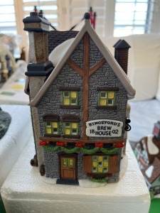 CHRISTMAS DECOR - DEPARTMENT 56 - HERITAGE VILLAGE COLLECTION - KINGSFORD'S BREW HOUSE