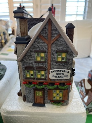 CHRISTMAS DECOR - DEPARTMENT 56 - HERITAGE VILLAGE COLLECTION - KINGSFORD'S BREW HOUSE
