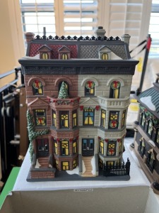 CHRISTMAS DECOR - DEPARTMENT 56 - HERITAGE VILLAGE COLLECTION - UPPER WEST SIDE BROWN STONES
