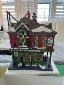 CHRISTMAS DECOR - DEPARTMENT 56 - HERITAGE VILLAGE COLLECTION - MOLLY O'BRIEN'S IRISH PUB