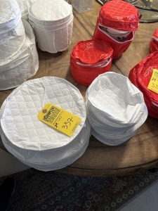 PLASTIC HOLIDAY PLATES & BOWLS