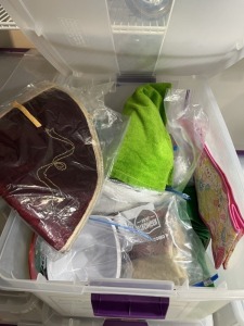 LOT ASSORTED CHRISTMAS DECOR - BOWLS, TRAYS, TOWELS, ETC