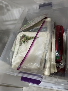 ASSORTED HOLIDAY TABLE LINERS
