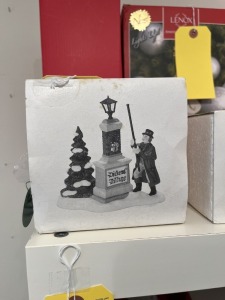 CHRISTMAS DECOR - DEPARTMENT 56 - HERITAGE VILLAGE COLLECTION - ASSORTED DICKENS VILLAGE FIGURINES