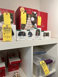 CHRISTMAS DECOR - DEPARTMENT 56 - HERITAGE VILLAGE COLLECTION - ASSORTED DICKENS VILLAGE FIGURINES