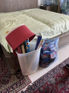LOT CHRISTMAS WRAPPING PAPER BAG, ETC