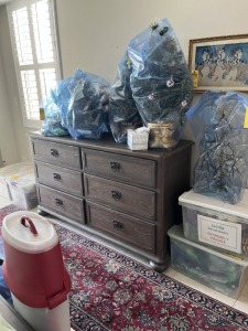 LOT BERNHARDT BEDROOM SET - KING SIZE DOUBLE ADJUSTABLE BED / 2- NIGHT STANDS WITH 3 DRAWERS / DRESSER WITH 6 DRAWERS