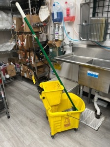 INDUSTRIAL MOP & BUCKET (LOCATED IN CLEWISTON, FL)