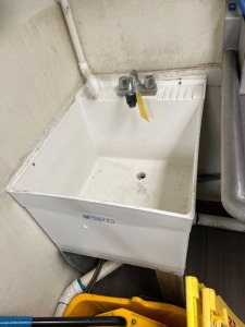 UTILITY SINK (LOCATED IN OKEECHOBEE, FL - #7007)