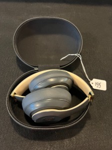 PAIR BEATS WIRELESS STEREO HEAD PHONES WITH CASE