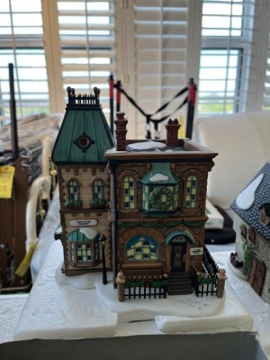 CHRISTMAS DECOR - DEPARTMENT 56 - HERITAGE VILLAGE COLLECTION - THOMAS MUDGE TIMEPIECES