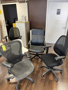 ASSORTED ROLLING CHAIRS - 4- BLACK / 1- WHITE
