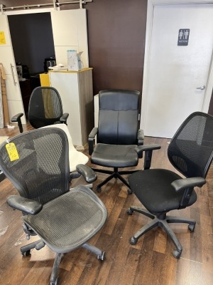 ASSORTED ROLLING CHAIRS - 4- BLACK / 1- WHITE
