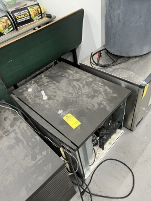 MANITOWAC ICE MACKER (MISSING SIDE COVER) (LOCATED IN PEMBROKE PARK, FL)