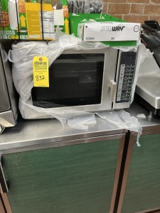 MICROWAVE (POSSIBLY NOT WORKING) (LOCATED IN PLANTATION, FL)