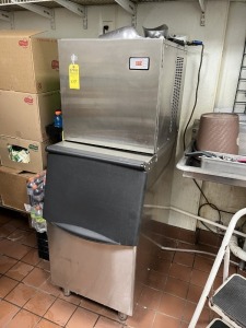 ICE MAKER WITH ICE BIN ***MUST DISCONNECT COPPER PIPE FROM WATER LINE*** (LOCATED IN PLANTATION, FL)
