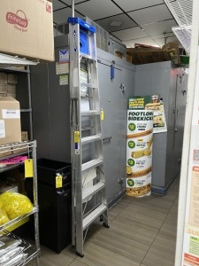WERNER ALUMINUM LADDER - 8' (LOCATED IN NAPLES, FL)