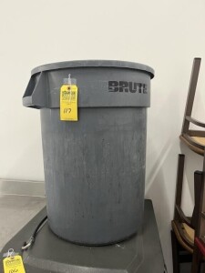 RUBBERMAID BRUTE TRASH CAN (LOCATED IN PEMBROKE PARK, FL)