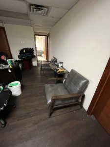 LOT OFFICE FURNITURE - 2- DESKS / 2- ROLLING CHAIRS / 2- CLIENT CHAIRS / 1- ROUND TABLE