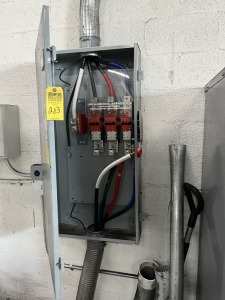 EATON DUTY SAFETY SWITCH BOX - 440-460 (MISSING A COMPONENT)