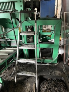 ALUMINUM LADDER - 4'