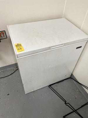 MAGIC CHEF SMALL CHEST FREEZER