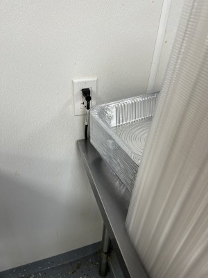 ASSORTED PLASTIC & METAL DISPOSABLE TRAYS