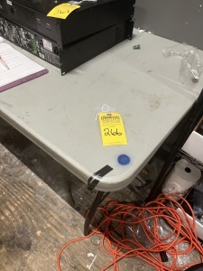 FOLDING TABLE - 6'