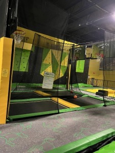 TRAMPOLINE BASKETBALL COURT - 4 TRAMPOLINES / 4 BACKBOARDS