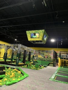HANGING JUMBOTRON WITH 4 TELEVISIONS